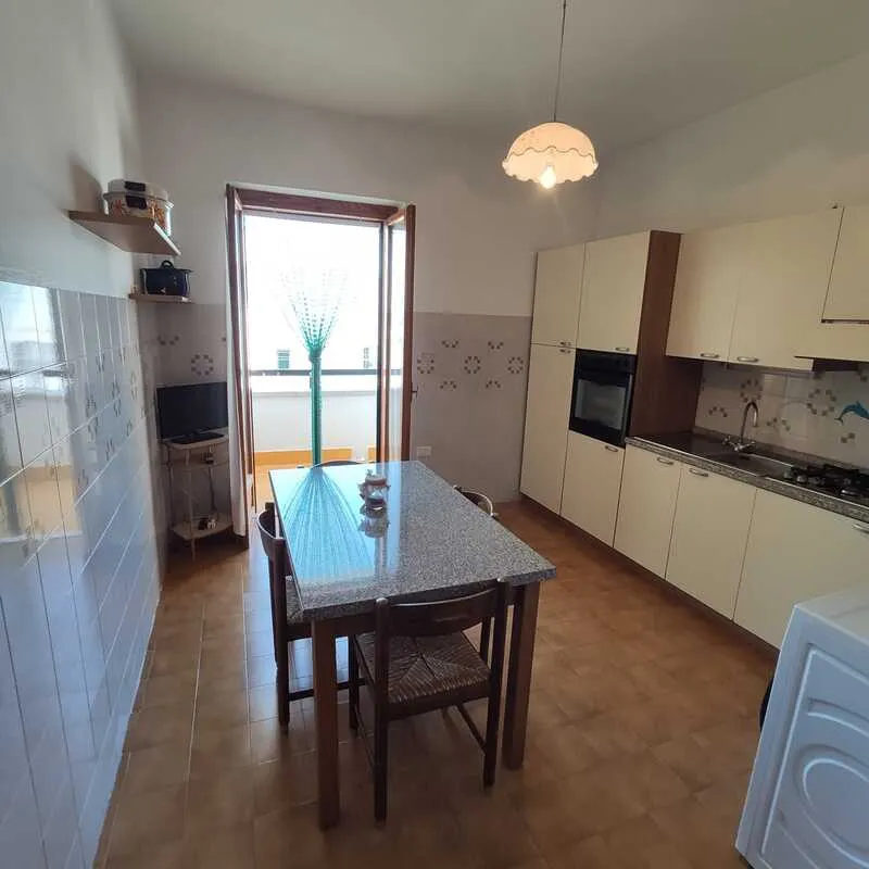 La cucina con angolo pranzo e balcone
