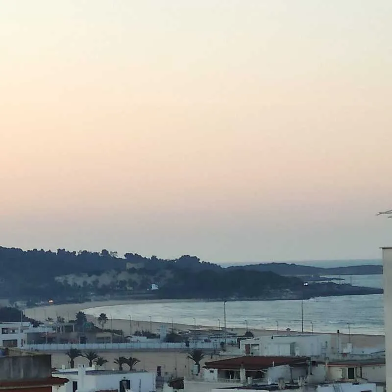 Vista sul mare e sulla spiaggia di Vieste al tramonto
