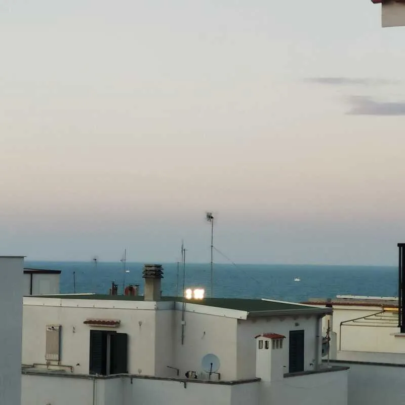 Vista sui tetti del centro di Vieste e sul mare
